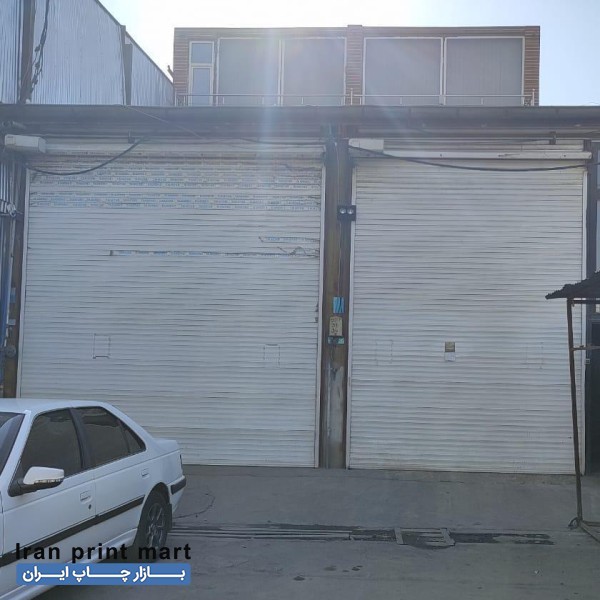 شابلون زن ماهر چاپ سیلک و تعدادی کارگر ساده