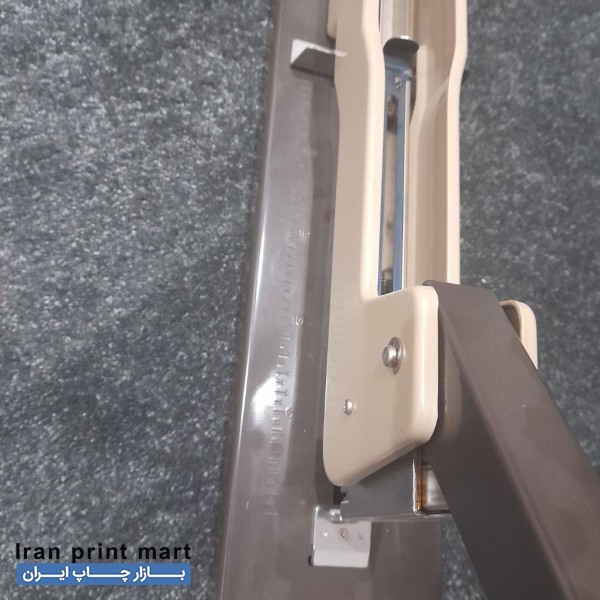 ماشین دوخت یامنگنه وسط زن