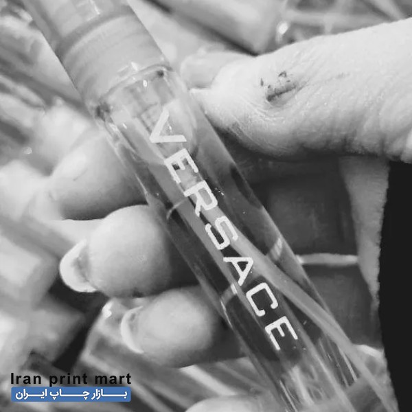 یک نفر خانم اپراتور دستگاه چاپ