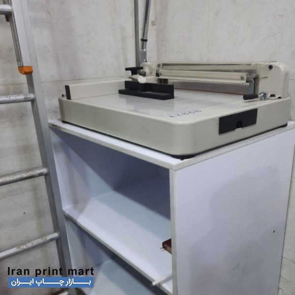 کاتر و گیوتین کاغذ و کتاب