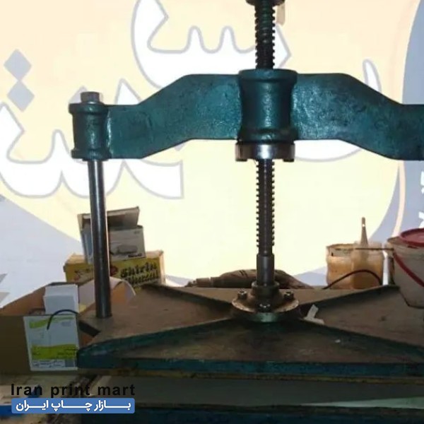 یک دستگاه صحافی و طلاکوب بامقدارزیادی کلیشه