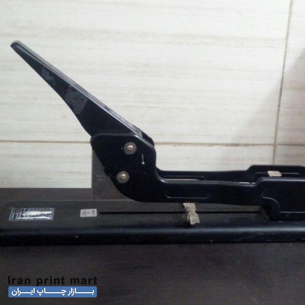 منگنه بزرگ وسط زن مارک کانگرو