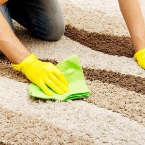 پاک کردن لکه های تونر از روی لباس و فرش در 6 مرحله