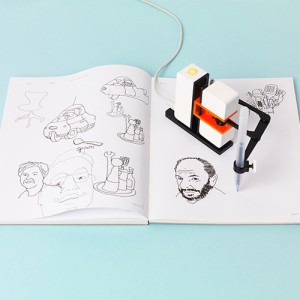 بازوی رباتی که طرح‌های کامپیوتری را روی کاغذ می‌کشد