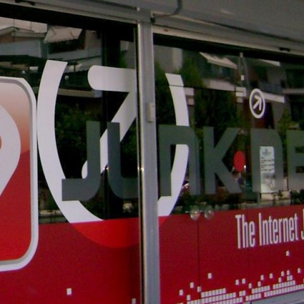 خدمات برش شبرنگ،مات کن شیشه،برچسب دودی،بنرفلکس،چاپ تهران