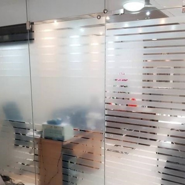 خدمات برش شبرنگ،مات کن شیشه،برچسب دودی،بنرفلکس،چاپ تهران