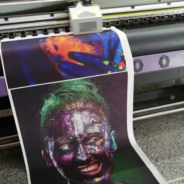 خدمات چاپ بنر فلکس استیکر مش کاغذدیواری پوستری اصفهان