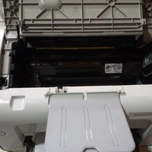 فروش دستگاه پرینتر لیزری اچ پی مدل ۱۱۰۲ کاملا سالم سیاه و سفید رشت