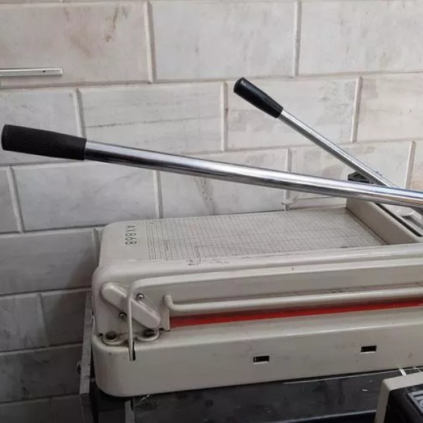 برش کاغذ دستی