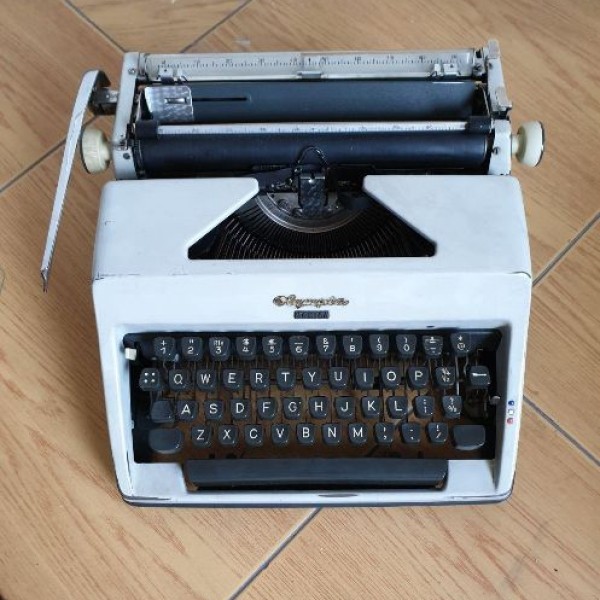 ماشین تایپ کلکسیونی المپیا تهران