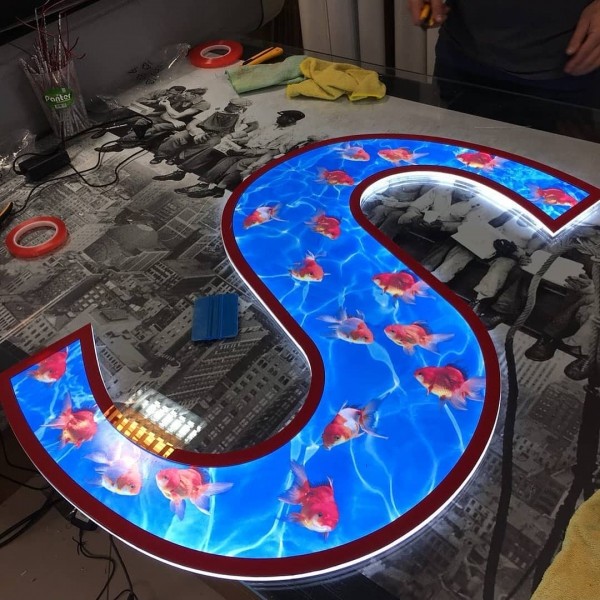 تابلو سازی، ساخت ونصب حروف برجسته چلنیوم، استیل ولاسوگاسی و...