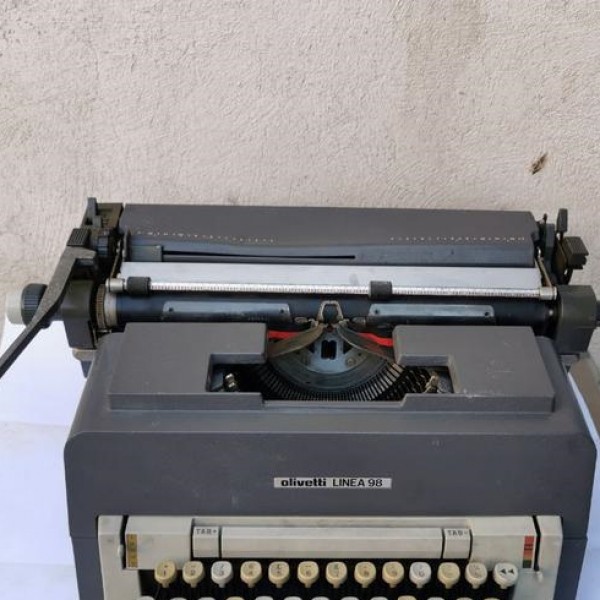 فروش دستگاه تایپ (ماشین تایپ) olivetti LINEA 98 سالم تهران