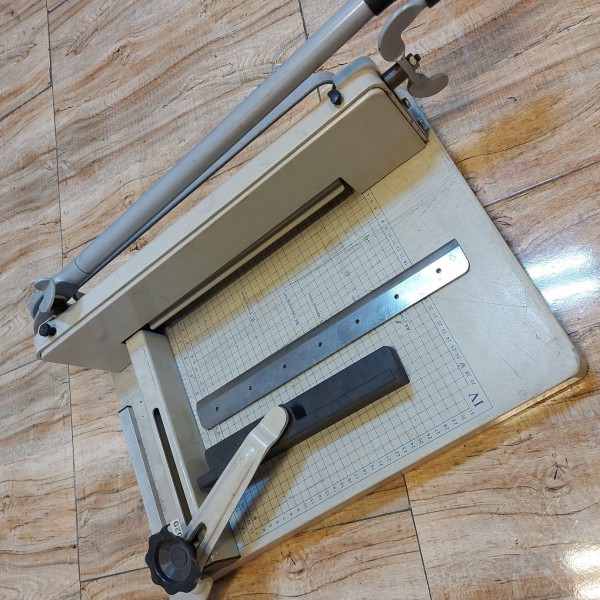 دستگاخ برش کاغذ گیوتین A4