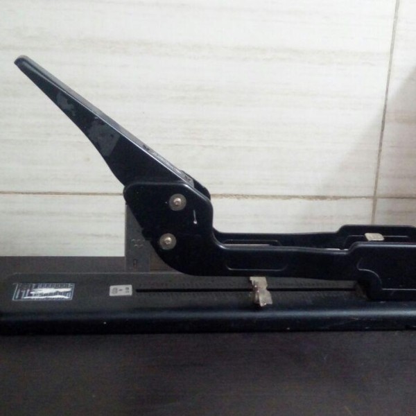 منگنه بزرگ وسط زن مارک کانگرو