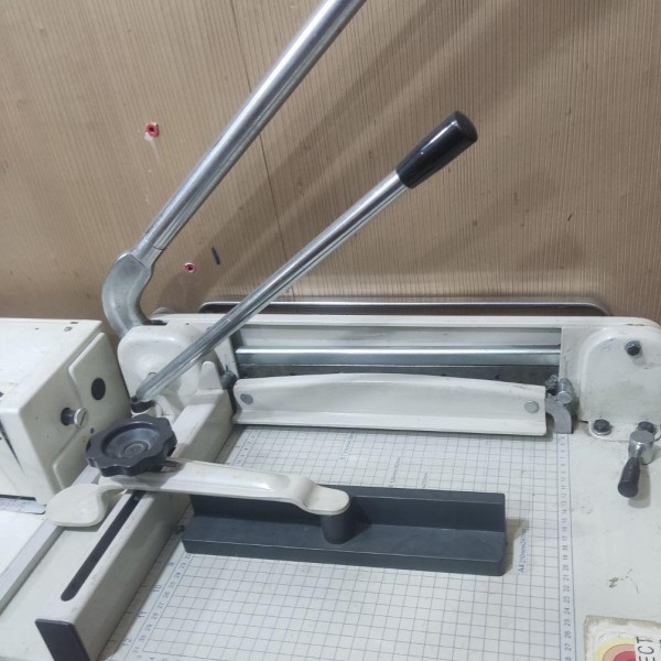 دستگاه برش دهنده کاغذ