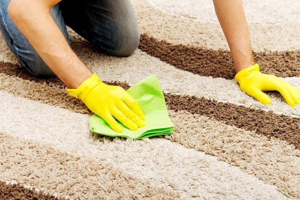 پاک کردن لکه های تونر از روی لباس و فرش در 6 مرحله